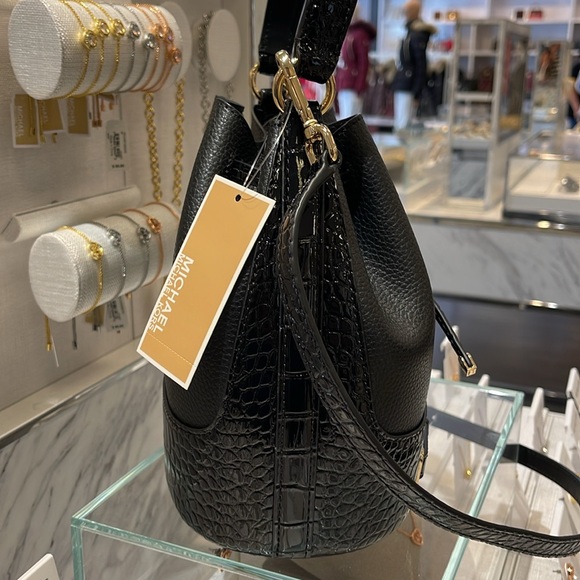 MICHAEL KORS 
Reed Medium Pebbled Leather Belted Bucket Messenger Satchel Crossb - Picture 6 of 16